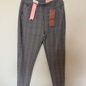 Indero Women's Black and White Plaid Stretch Pull-On Pants